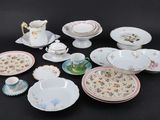de nombreux types de plats et de tasses sur la table