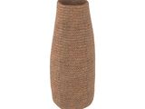 Ce grand vase est fabriqué dans un matériau tressé et possède un socle marron.