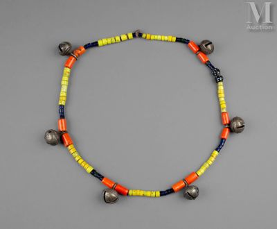 un collier composé de perles orange, jaunes et bleues, orné de clochettes