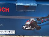 la boîte d'une meuleuse Bosch posée sur un plan de travail