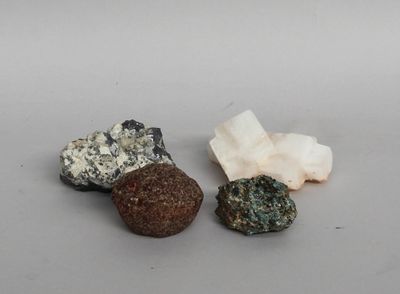 trois types de roches différents posés sur une table avec un fond blanc