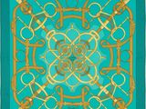 une écharpe carrée bleue et dorée ornée d'un motif de nœud celtique