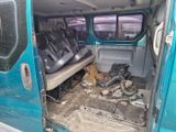 une photo de l'intérieur d'une camionnette qui a été vandalisée
