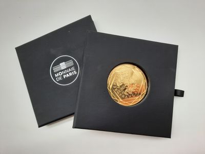 une boîte noire contenant une pièce d'or