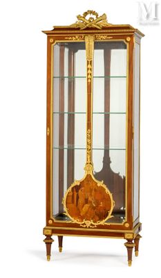 une vitrine contenant une horloge