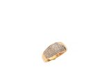 une bague en or avec des diamants sur fond blanc