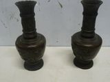 deux vases posés sur une table