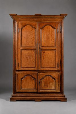 armoire ancienne en bois à deux portes et deux tiroirs