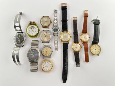 de nombreuses montres posées sur une surface blanche