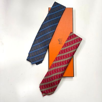 HERMÈS Deux cravates en soie dans une boîte dont : - 1 crava… - Photo 1