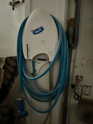 un tuyau bleu et blanc fixé au mur