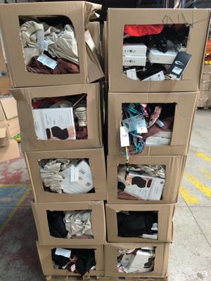 plusieurs cartons empilés les uns sur les autres dans un entrepôt