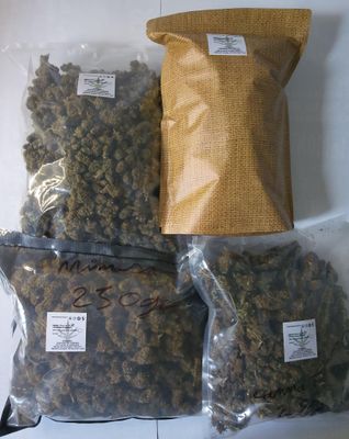 trois sachets de cannabis posés les uns à côté des autres sur une table