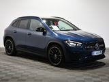 un SUV Mercedes bleu garé sur un sol à damier