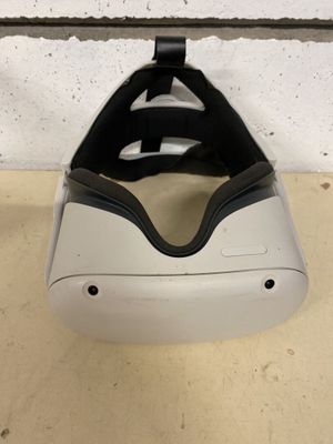un gros plan sur une paire de lunettes virtuelles posées sur une table