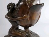 sculpture en bronze représentant une femme assise sur une chaise en train de lire un livre