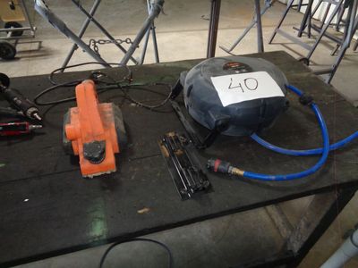 une image représentant une table sur laquelle se trouvent des outils et une pancarte