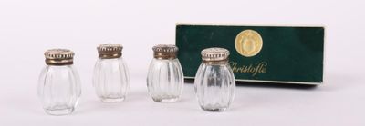 trois petites salières et poivrières en verre dans une boîte