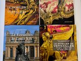trois livres posés sur une table, avec une statue de lion et une statue de lion