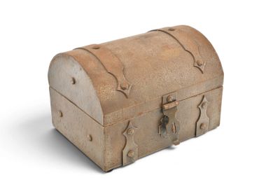 un petit coffre en bois posé sur une surface blanche