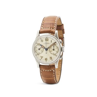gros plan d'une montre sur fond blanc avec un bracelet marron