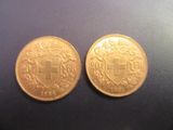 deux pièces d'or, l'une ornée d'une croix et l'autre d'un blason