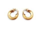 une paire de boucles d'oreilles créoles en or sur fond blanc