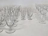 beaucoup de verres à vin vides sur la table