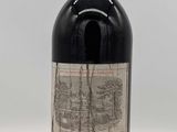 une bouteille de vin posée sur une table