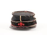 un chapeau noir orné d'une fleur rouge