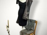 une image représentant un mannequin et une robe posée sur un support pour mannequin
