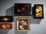 de nombreux objets décoratifs de toutes sortes accrochés au mur