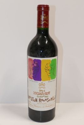 une bouteille de vin posée sur une table
