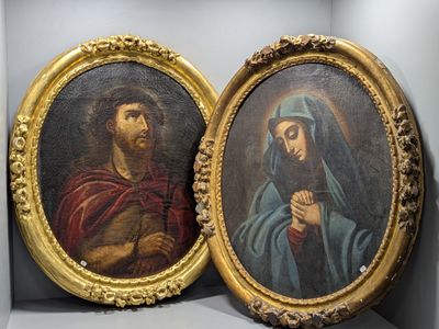 deux tableaux représentant Jésus et Marie, dans un cadre doré