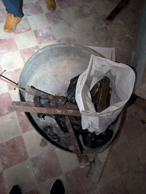 Lot de ferrures et entrées diverses notamment en laiton et f…