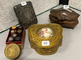 une boîte dorée sur laquelle figure l'image d'une femme