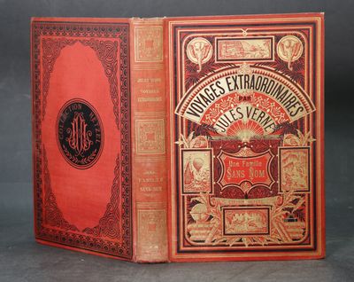 un vieux livre à la couverture rouge posé sur une table