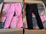 deux cartons de vêtements posés par terre