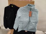 deux vestes suspendues à un porte-manteau dans une pièce