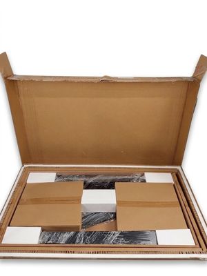 une boîte en carton ouverte remplie de divers morceaux de papier