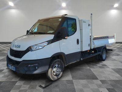 la photo d'un camion blanc garé dans une pièce