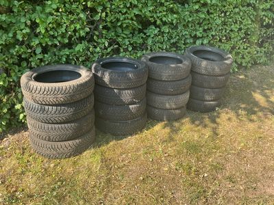 de nombreux pneus alignés en rang sur l'herbe