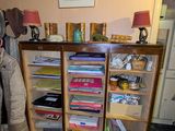 un placard avec une étagère à livres et un porte-manteau