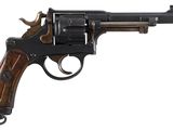 gros plan d'un revolver sur fond blanc