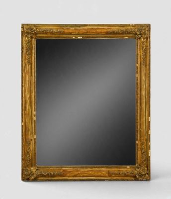 un miroir ancien dans un cadre doré sur fond blanc