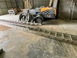 une petite machine garée dans un garage