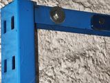 un gros plan sur un morceau de métal bleu accroché au mur