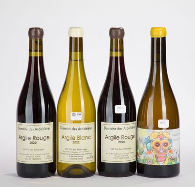 trois bouteilles de vin posées les unes à côté des autres sur une surface blanche