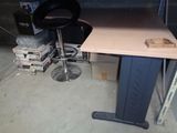 une photo d'un bureau avec une chaise dans un garage