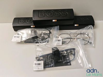 un grand nombre d'objets posés sur une table